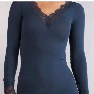 Intimismi tröja  - Mörk blå nått litet hål 