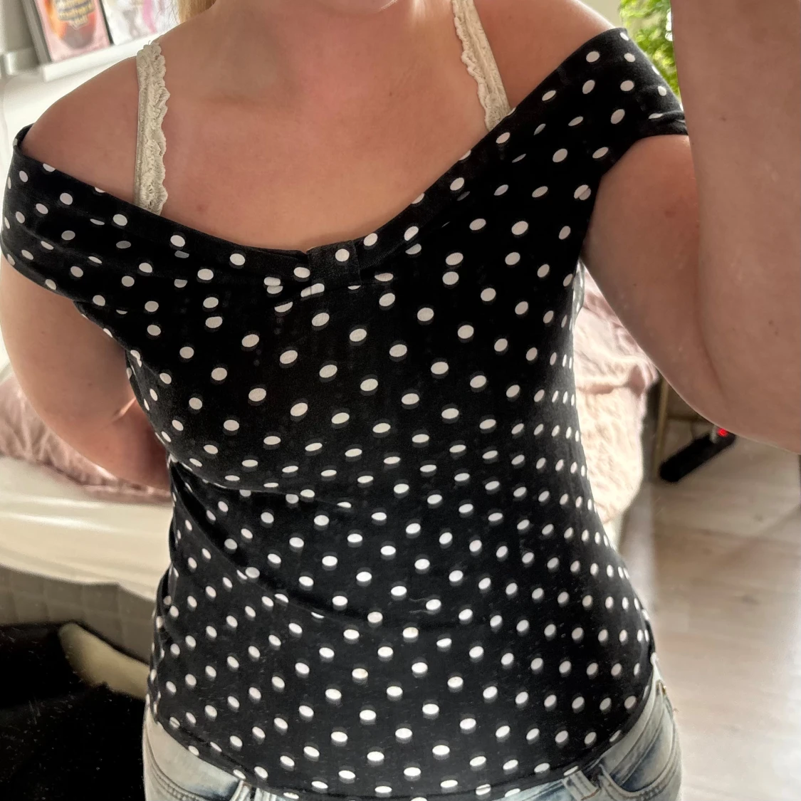 Svart prickig offshoulder topp