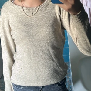 Beige stickad tröja från VILA - Supermjuk beige stickad tröja från VILA med rund halsringning och ribbade muddar. Har aldrig använt. Köpt för 329,95kr 
