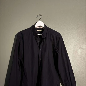 Mörkblå skjorta från Burberry  - Säljer denna feta burrberry skjorta i strl M, skjortan är i 8/10 skick o säljs pga att den är för liten. Hör gärna av er vid frågor🤩