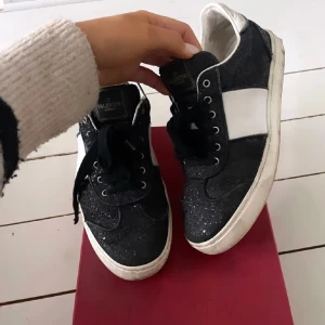Valentino Garavani glittriga sneakers - !!obs lånad bild!! Säljer mina valentino sneakers, extremt slitna därav priset. Kom privat för egna bilder. Box ingår ej