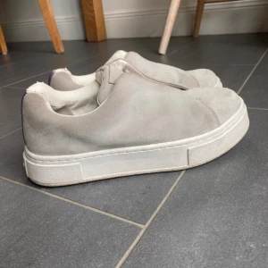 Grå Eytys doja S-O Suede - Gråa Eytys skor! Bilder från tidigare säljare!! Små defekter på häl och resår. Har aldrig använt själv endast testat då jag köpte av en tjej på vinted. Originalpris ca 2200kr