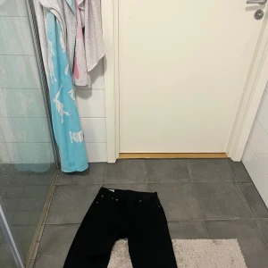 Svarta Levi's 501 jeans W29 L32 -  !Pris kan diskuteras! Säljer ett par svarta Levi's 501 Premium jeans i klassisk rak modell. Jeansen har fem fickor, knappgylf och snygga kontrastsömmar. Perfekta för dig som gillar tidlös stil och vill ha ett par jeans som funkar till allt. 