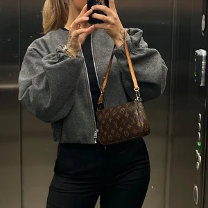 Grå jacka från Zara  - Storlek S! Köpt från Zara förra hösten 