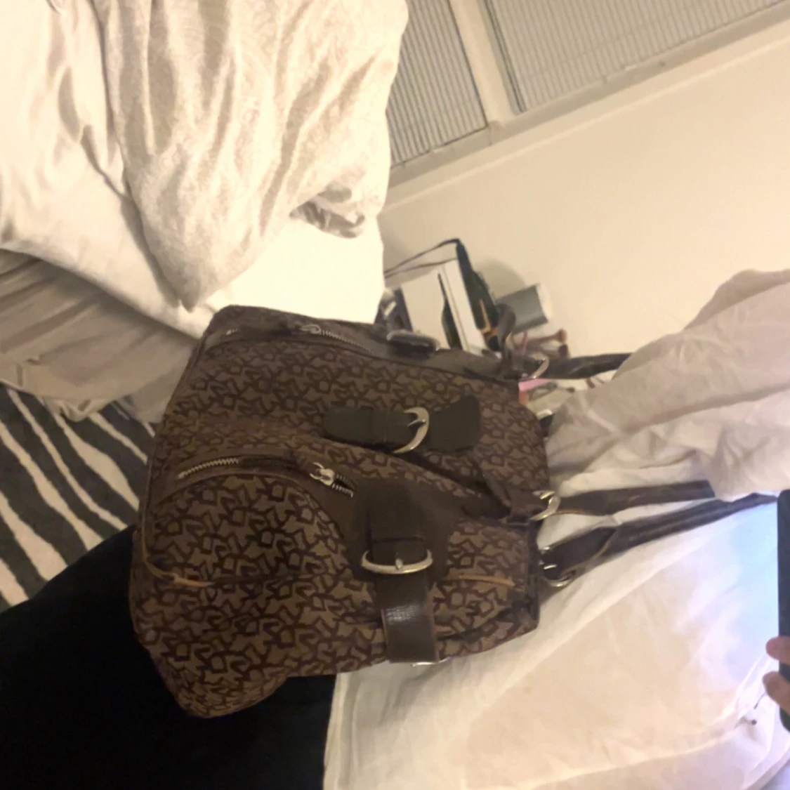 Brun handväska DKNY med mönster - 4