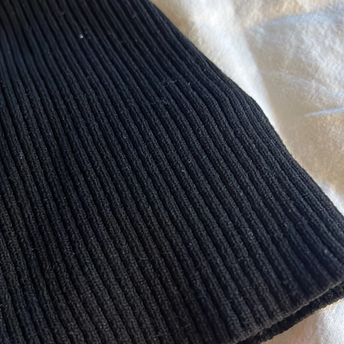 Svart ribbad klänning med trumpetärm - 1