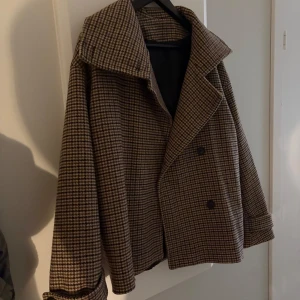 ARKET kappa  - Flitigt använd men ändå väldigt bra skick! Storlek 36 men är oversized 