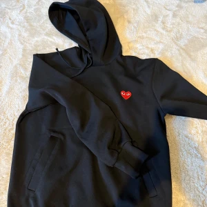 Cdg play Hoodie svart storlek M - Comme des Garçons Play Hoodie storlek M använd fast jättebra skick, äkta såklart nypris runt 2300kr