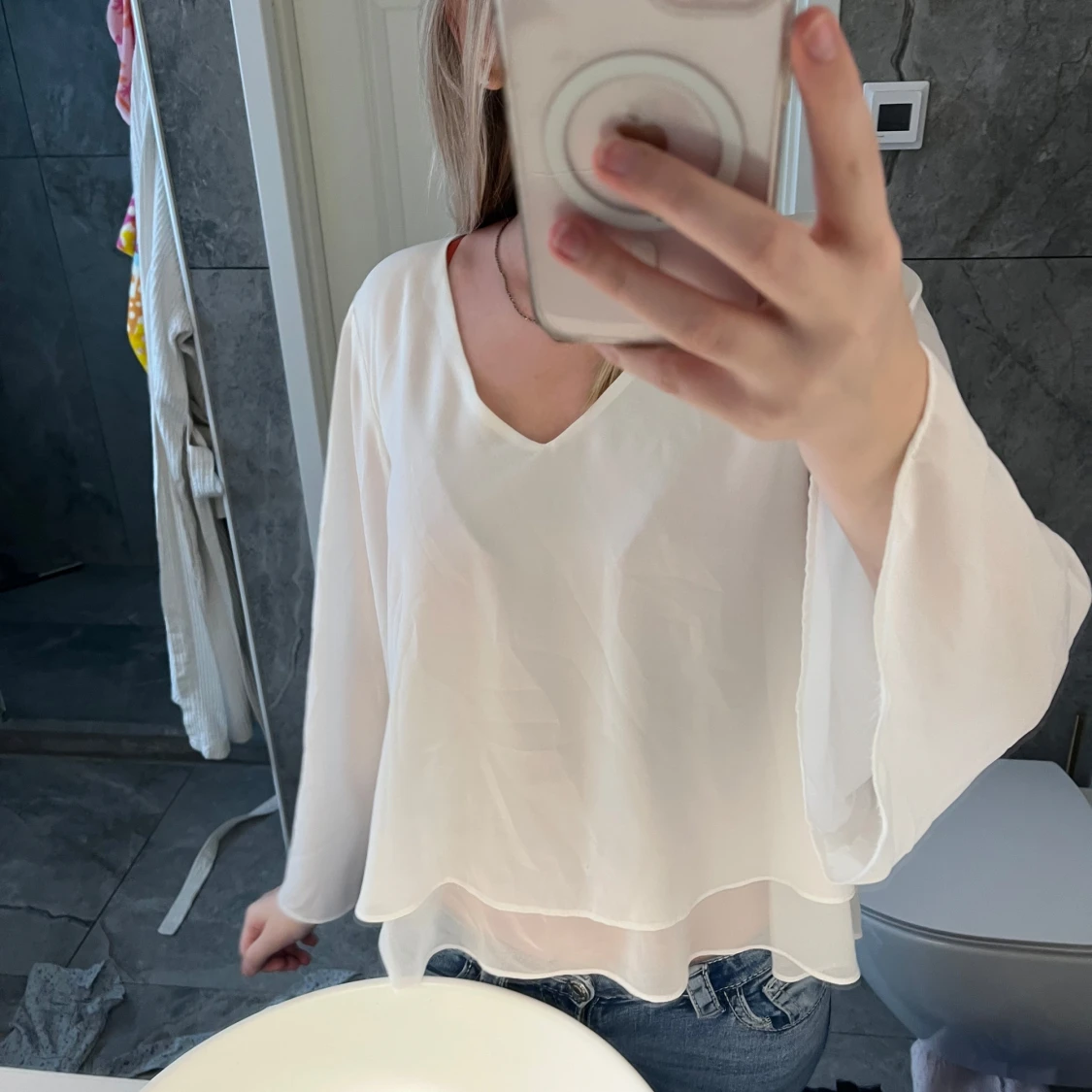 Vit v-ringad blus med vida ärmar - 1