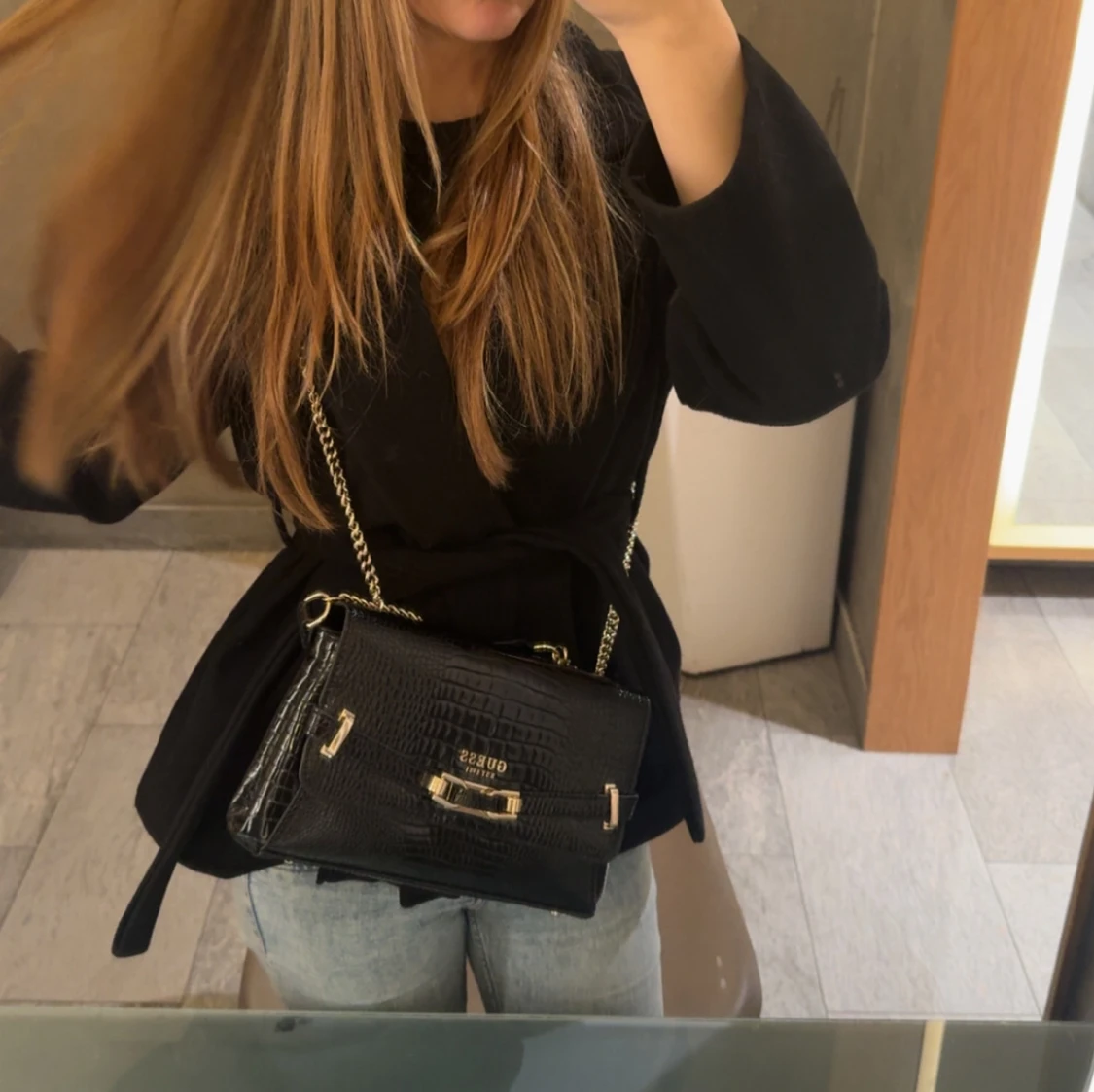 Svart axelväska från Guess med kedja