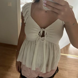 Super söt top från lager ! - Säljer en super söt vit topp från lager 157 med volang! Den är i bra skick i storlek XS❤️