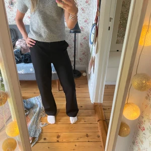 Svarta kostymbyxor med rak passform - Snygga svarta kostymbyxor med rak och lite loose passform. Materialet är mjukt och har en lätt stretch. De är insydda av en skräddare, så därför finns det finns ingen lapp på dem. Så jag vet inte var de är ifrån. Men de är supersnygga! Jag är 160cm som referens. 