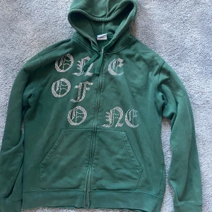 One of one hoodie - One of one hoodie i storlek L. En diamant har lossnat men syns knappt, annars hel.