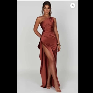 Plisserad klänning i satin - Väldigt fin plisserad klänning i satin som passar perfekt som balklänning. Färgen heter mörkrosa, ser exakt likadan ut i verkligheten som på bild. Helt ny, med prislapp kvar! Ord pris: 1350kr säljer för 600 kr