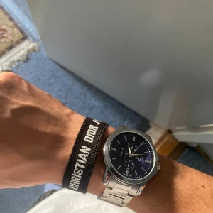 Svart Dior armband  - Svart Dior armband lite använd men i bra form. Kan slöja båda armband och klockan för 1000