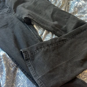 Svarta bootcut jeans i storlek 29 - Svarta bootcut jeans. Dom är från monki och är i mycket bra skick. Storlek 29 passar xs s och kanske M om man vill ha dom mite tajtare!💕 pris går att diskuteras!!!!!