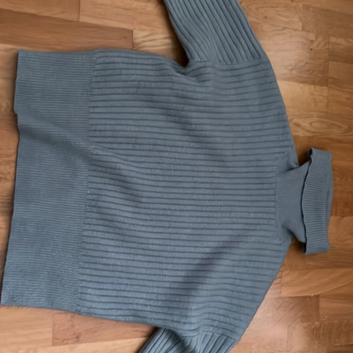 Grå ribbad polotröja från KappAhl - 1