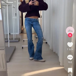 Blå bootcut jeans låg midja - Säljer dessa väldigt eftertraktade Gina Young jeansen! Färgen är mer motsvarande på första bilden. Skriv vid funderingar och pris kan diskuteras vid snabb affär!❤️ Inte kommit till användning topp skick.