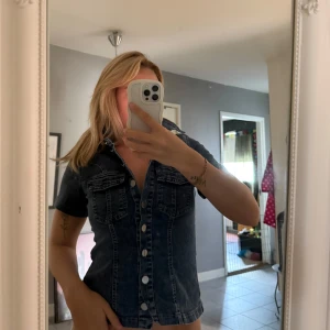 Jeans topp - Säljer denna topp som jag aldrig använt , har inga defekter osv