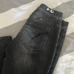 Svarta unika Dondup George  - Snygga svarta Dondup George  jeans med lätt tvättad look och klassiska fem fickor. Jeansen är skinny fit, men sitter som slim fit. Nästan aldrig använda och i fint skick. W31 L32 Hör av dig om du har några frågor, kan tänka mig gå ner i pris för en snabb affär 😁