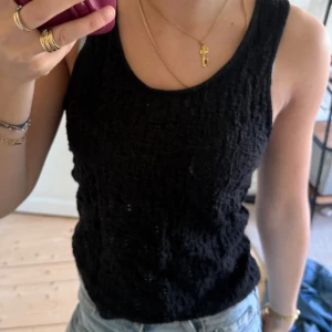 Svart strukturerad linnetopp från Mango - Svart linnetopp från Mango med snyggt strukturerat tyg och rund halsringning. Toppen är ärmlös och har en cool textur som ger en unik look. 