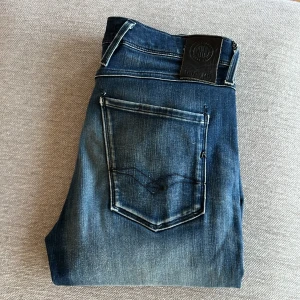 Replay anbass - Säljer dessa extremt snygga replay anbass i en galet snygg tvätt! Det är ett stretchigt material så passar alla! Size: 32! Skick: 8,5/10 endast en liten fläck baktill! Hör av dig vid minsta fundering 🤩