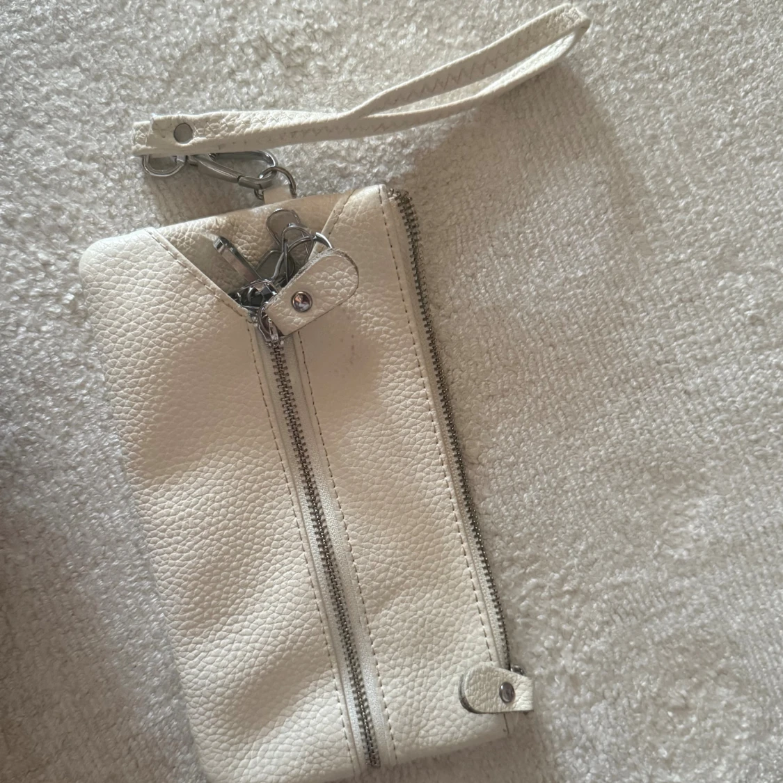 Vit kuvertväska i skinn med dragkedja