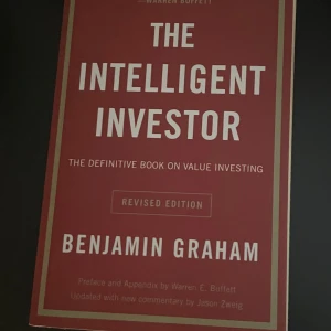 The Intelligent Investor - Upptäck grunderna i värdeinvestering med denna klassiker! Perfekt för dig som vill lära dig smarta strategier för att bygga din ekonomi och förstå aktiemarknaden. Boken är uppdaterad med kommentarer för dagens unga investerare och är ett måste för framtidens entreprenörer.