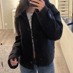 Trendig kappa  - Säljer en svart kappa från Nelly. Knappt använd. Storlek xxs men är lite större is storleken. skriv för fler bilder eller frågor💋 