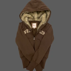 Slim fit fur hoodie - Super fin Whistler hoodie med päls🤩🤩 Storlek S men passar bra för XS till M storlek. Ganska tjock och super skön på. Perfekt för hösten och vintern! Fråga för mer bilder och mått om det behövs❤️Priset kan möjligtvis diskuteras. 