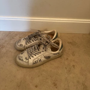 Zadig & volitaire skor - Köpte dessa i marbella för runt 2000-3000! Fint skick! Har ej kvitto