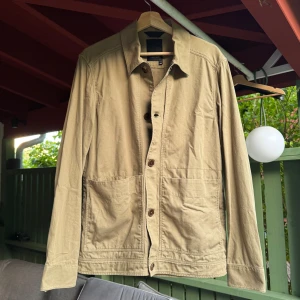 J.Lindeberg overshirt grön/oliv - Tjenare, säljer en supersnygg J.lindeberg overshirt i oliv/grön färg. Denna passar båda bra att ha som jacka och tröja. Den är i superbra skick utan tydliga deffekter och är i storlek M. Hör gärna av er vid frågor och funderingar!🤗