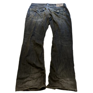 bootcut true religion - riktigt rare grå/svarta bootcut true religion, har lite heelbite