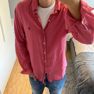Polo Ralph Lauren Slim Fit Linneskjorta - Polo Ralph Lauren Slim Fit Linneskjorta | Storlek: M, passar dig mellan 180-190 cm | Skick: 9/10, använd fåtal gånger | Bara att skriva vid funderingar✍️