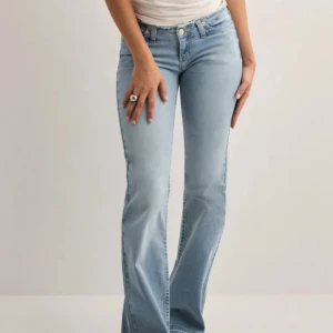 Ljusblå bootcut nelly jeans - Supersnygga jätte lowwasit bootcut jeans. Älskar dem men säljer då jag vill byta storleken till 32. De är superbra skick och sparsamt använda. Så snygga och spicear upp looks med fransarna vid midjan. Skriv ifall du vill byta. Annars säljer jag!🥰🥰