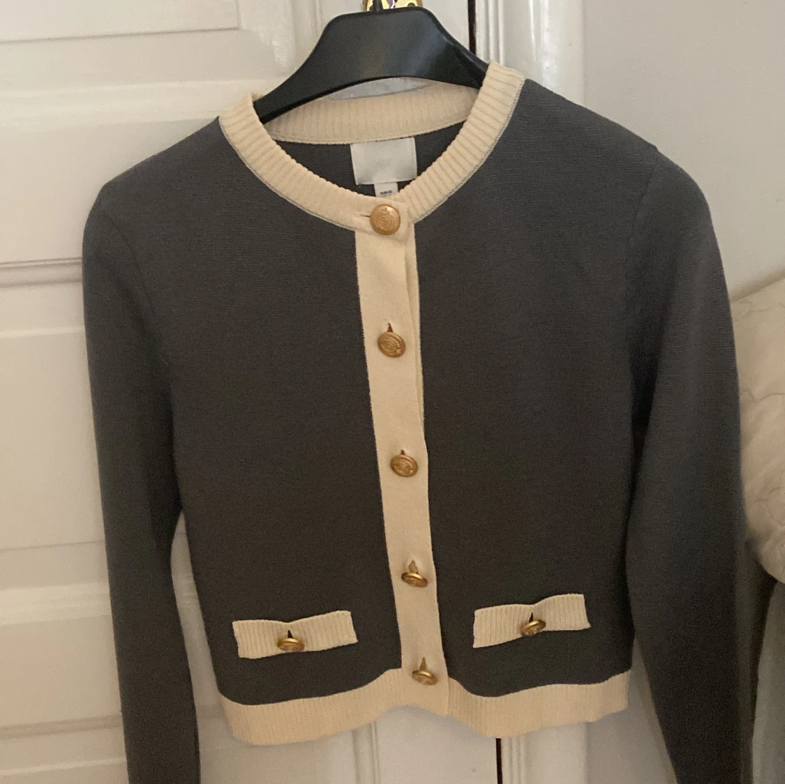 Grå kofta med gulddetaljer från H&M