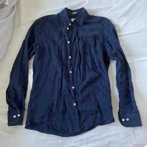 Linneskjorta - Mörkblå linne skjorta ifrån These glory days. 100% linne storlek M men passar också S. Bra skick.