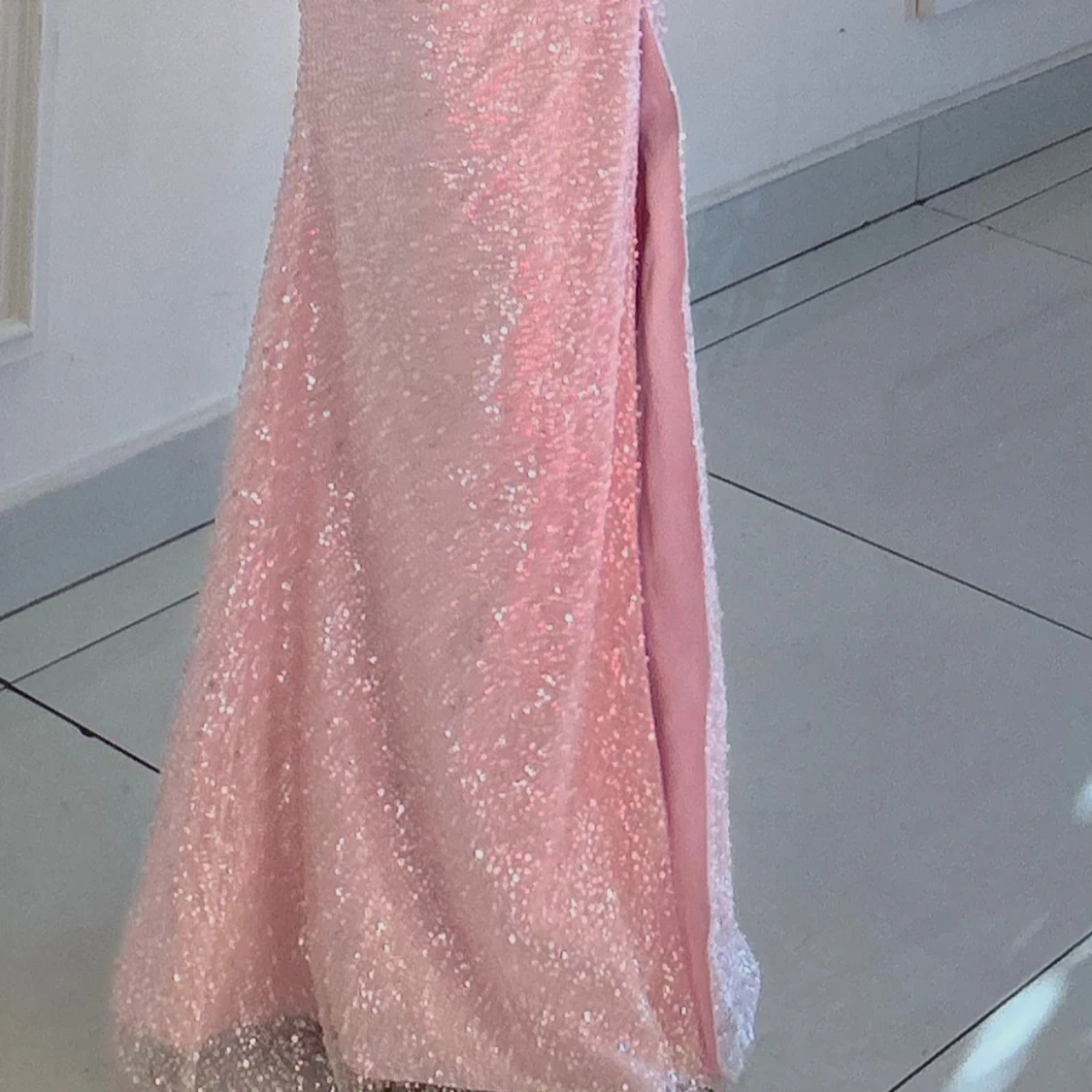 Ljusrosa glittrig långklänning med slits - 2