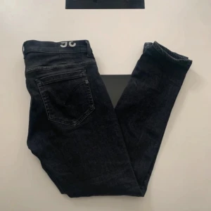 Dondup George - Snygga mörkgrå jeans från Dondup, tillverkade i Italien. Klassisk femficksmodell med raka ben och diskreta sömmar. Jeansen har en stilren look och är gjorda i mjukt denimtyg som sitter skönt hela dagen.