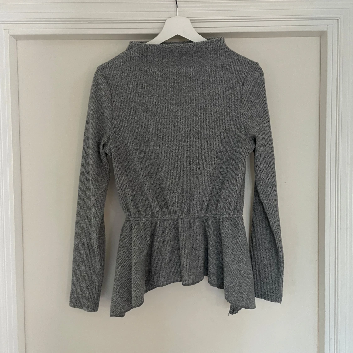 Grå ribbad peplumtröja från YAS