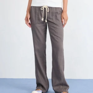 Roxy low waist linnebyxor - Super snygga low waist linne byxor från Roxy. Är köpte nu i sommar men är lite stora på mig, så är därav inte särkilt använda men älskar dem!!! Passar perfekt nu till hösten men även till nästa sommar💓🍁☀️Ordinarie pris är 650kr 