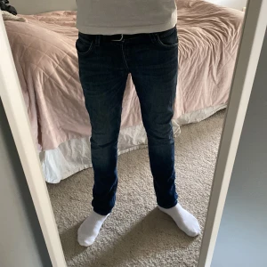 Jack and jones Jeans slim/glenn - Tjena, säljer nu mina tvärfeta jack and Jones byxor, modell slim Glenn, storlek 30/32💭🥰hör av er vid minsta fundering 🤔 