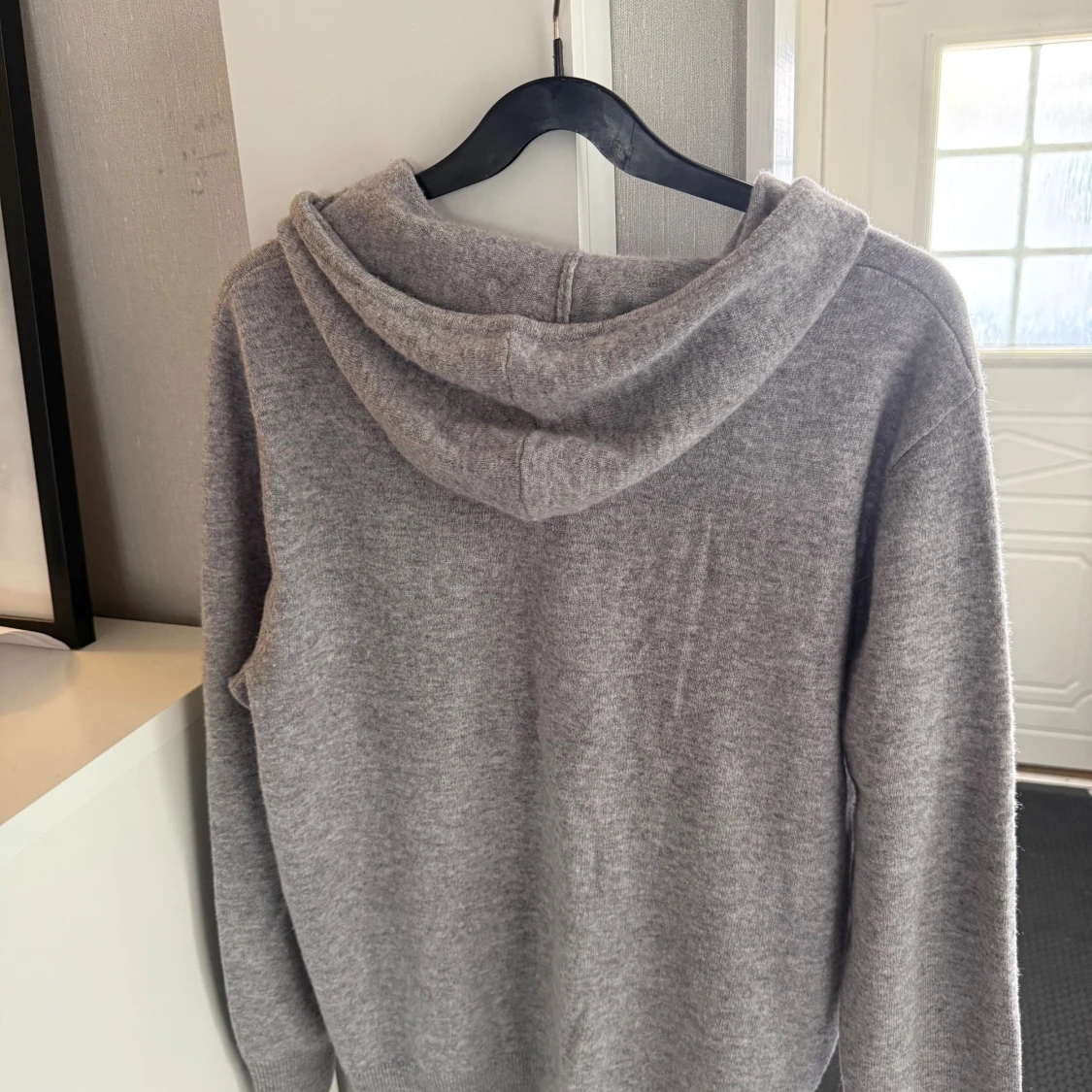 Grå kashmirhoodie från Sayless - 1