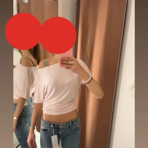 Ljusrosa one shoulder topp - Superfin och trendig rosa one shoulder topp från gina💕 använd kanske 3-4 gånger så i jättebra skick!