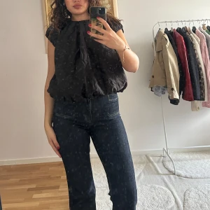 Cos shirt - Jättefin tröja från Cos. Lite bubblig av sig, jättefint med kjol!!🖤❤️  Stlr:40 men passar också 38