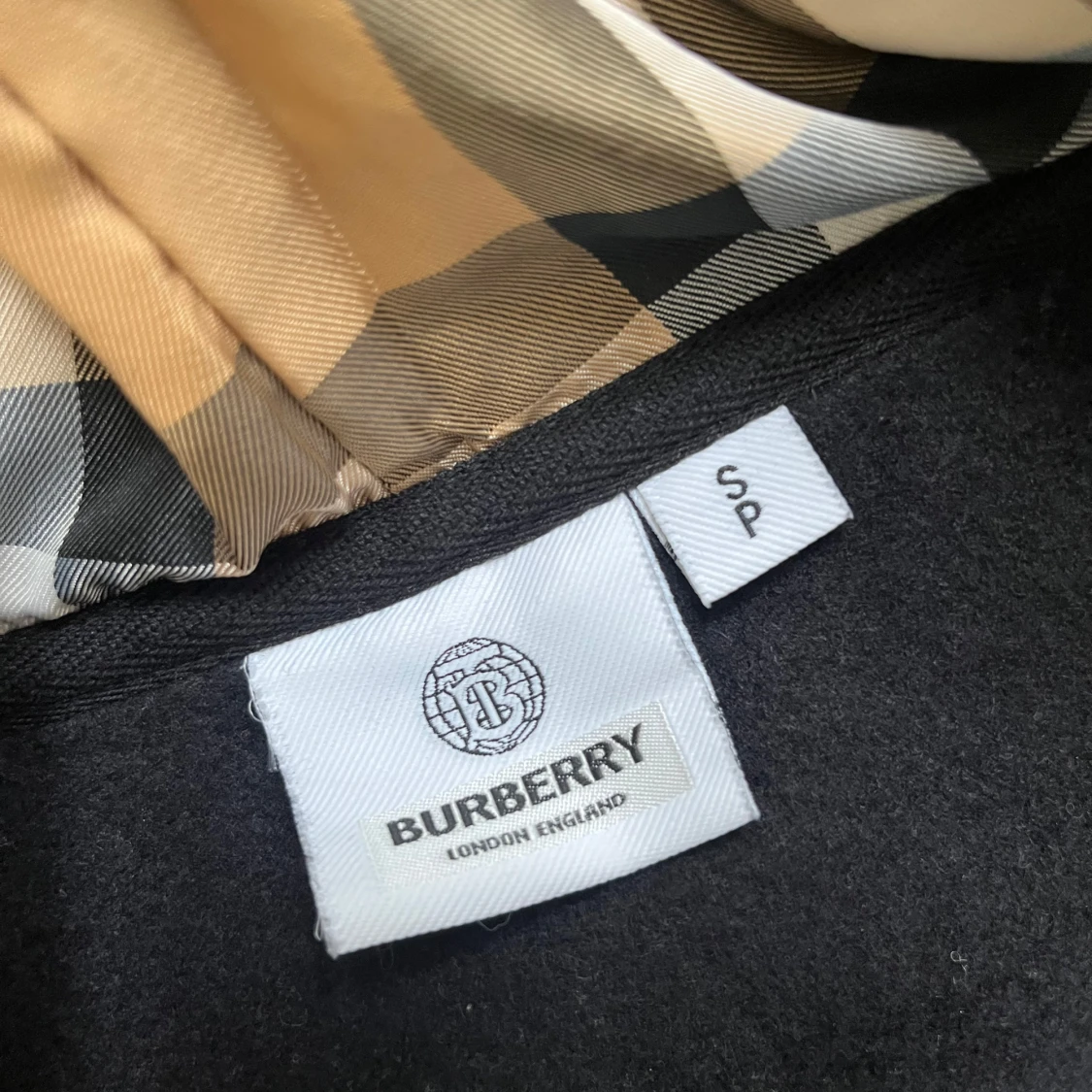 Svart hoodie från Burberry med mönstrad huva - 1