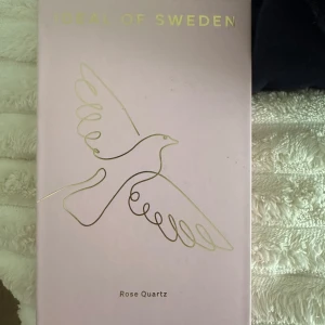 Rosa mobilskal från Ideal of Sweden - Säljer en snyggt mobilskal till iPhone 13 Pro Max från Ideal of Sweden i modellen Rose Quartz. Mobilskalet har ett marmorerat mönster i rosa och vitt med gulddetalj framtill. Perfekt för dig som vill ha en trendig accessoar till mobilen. Mobilskalet är hårt och skyddar bra 
