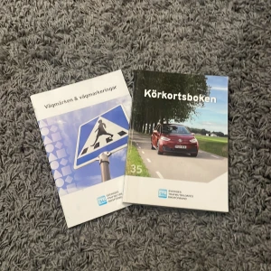 Körkortsböcker - Säljer nu mina körkortsböcker, en teoribok och en tunnare bok med alla vägmärken osv. Pris går att diskutera så lägg gärna prisförslag🫶🏼