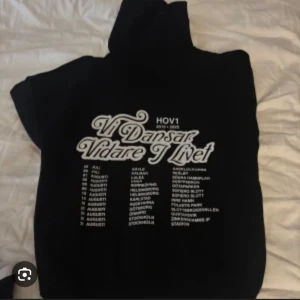 Svart Hov1 hoodie med turnétryck - SÖKER!!!!!!! Strlk S-M!! Kan betala ungefär 700-1000kr