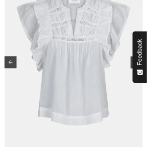 Vit neonoir blus  - Vit neonoir blus! Använd lite men är i väldigt bra skick 💞Orginal pris är 599 kr (på deras hemsida) 💞 som sagt väldigt bra skick, ej några defekter.  OBS! Ej struken på bilden.  💞